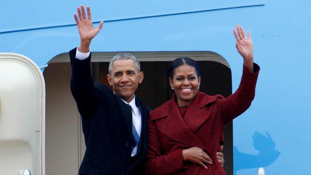 Barack y Michelle Obama saliendo del Air Force One