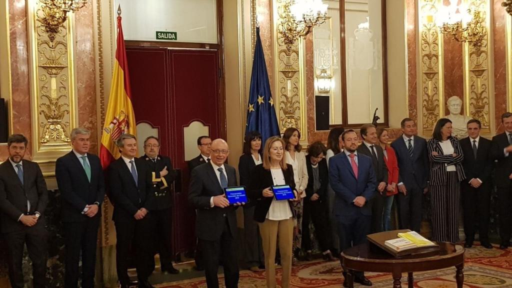 Montoro entrega a Pastor el 'pendrive' con el proyecto de presupuestos de 2018