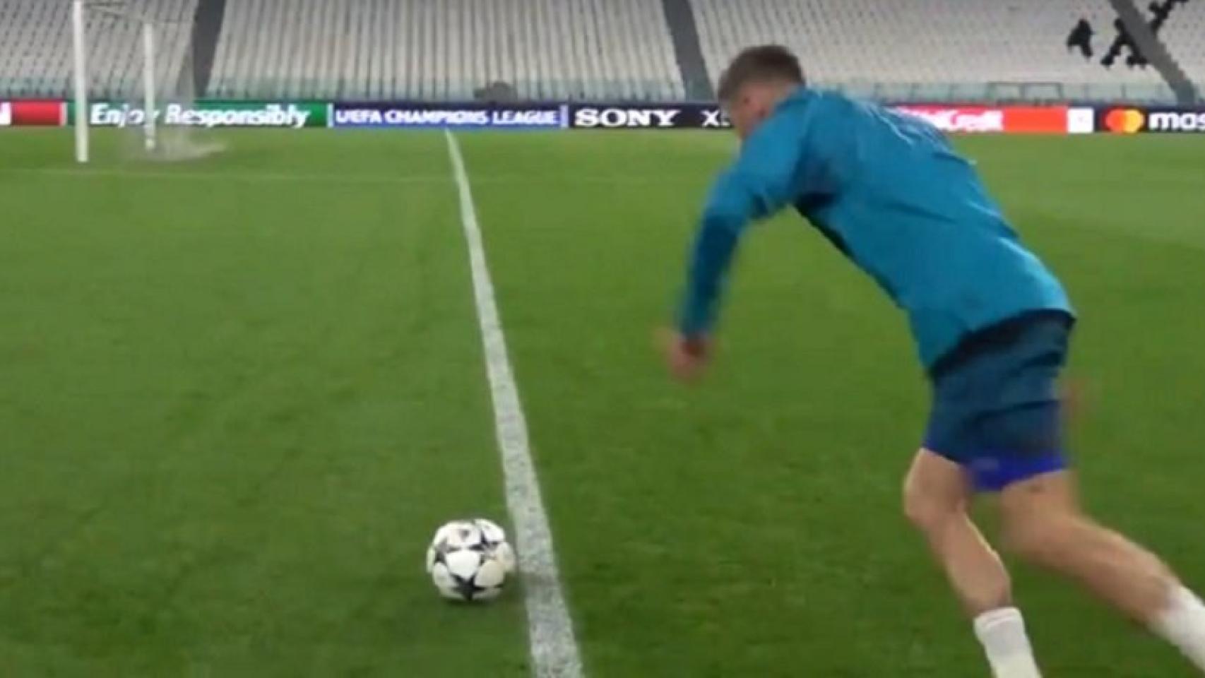 Sergio Ramos golpea la pelota en el entrenamiento del Real Madrid.