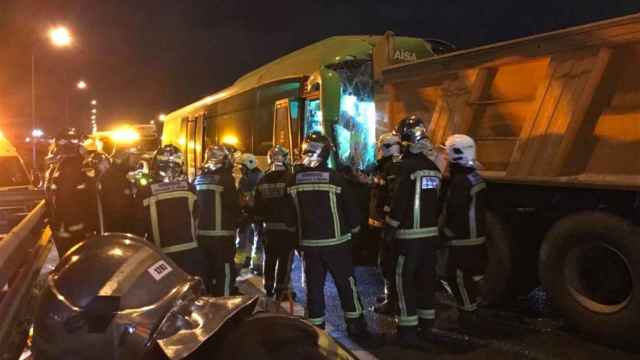 Un autobús chocacontra dos camiones en la A4 en Pinto (Madrid)