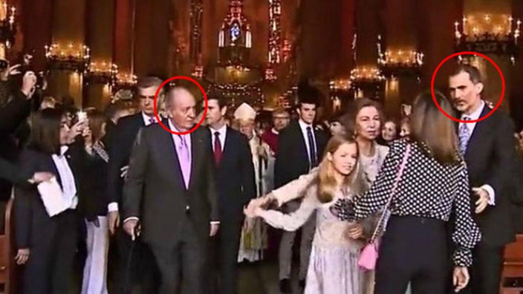 La princesa de Asturias aparta el brazo de su abuela