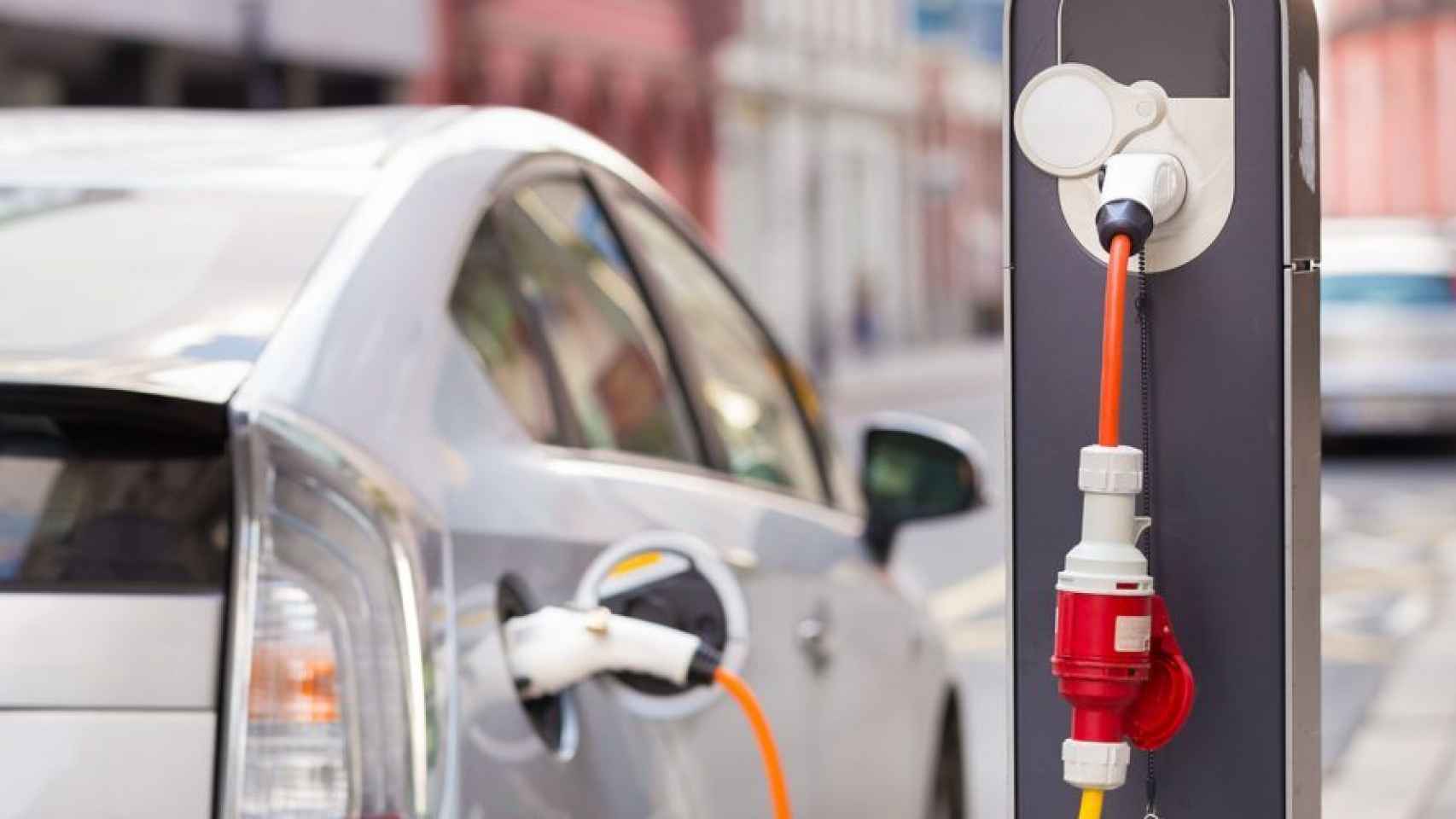 Imagen de un coche eléctrico cargando su batería.