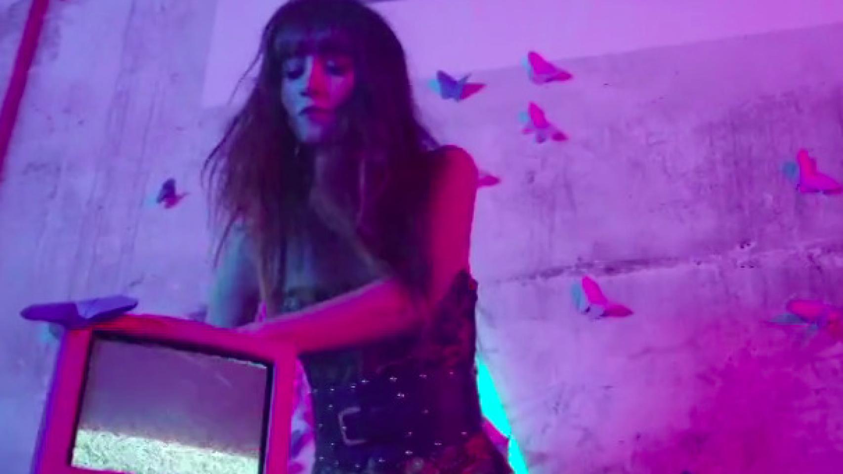 Aitana en el videoclip de 'Lo malo'