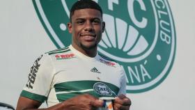 Abner, presentado con el Coritiba. Foto Twitter (@Coritiba)