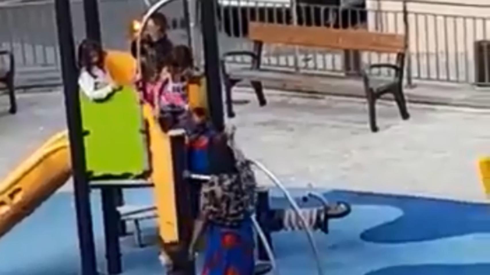 Una captura del vídeo, realizado en un parque infantil de Bilbao
