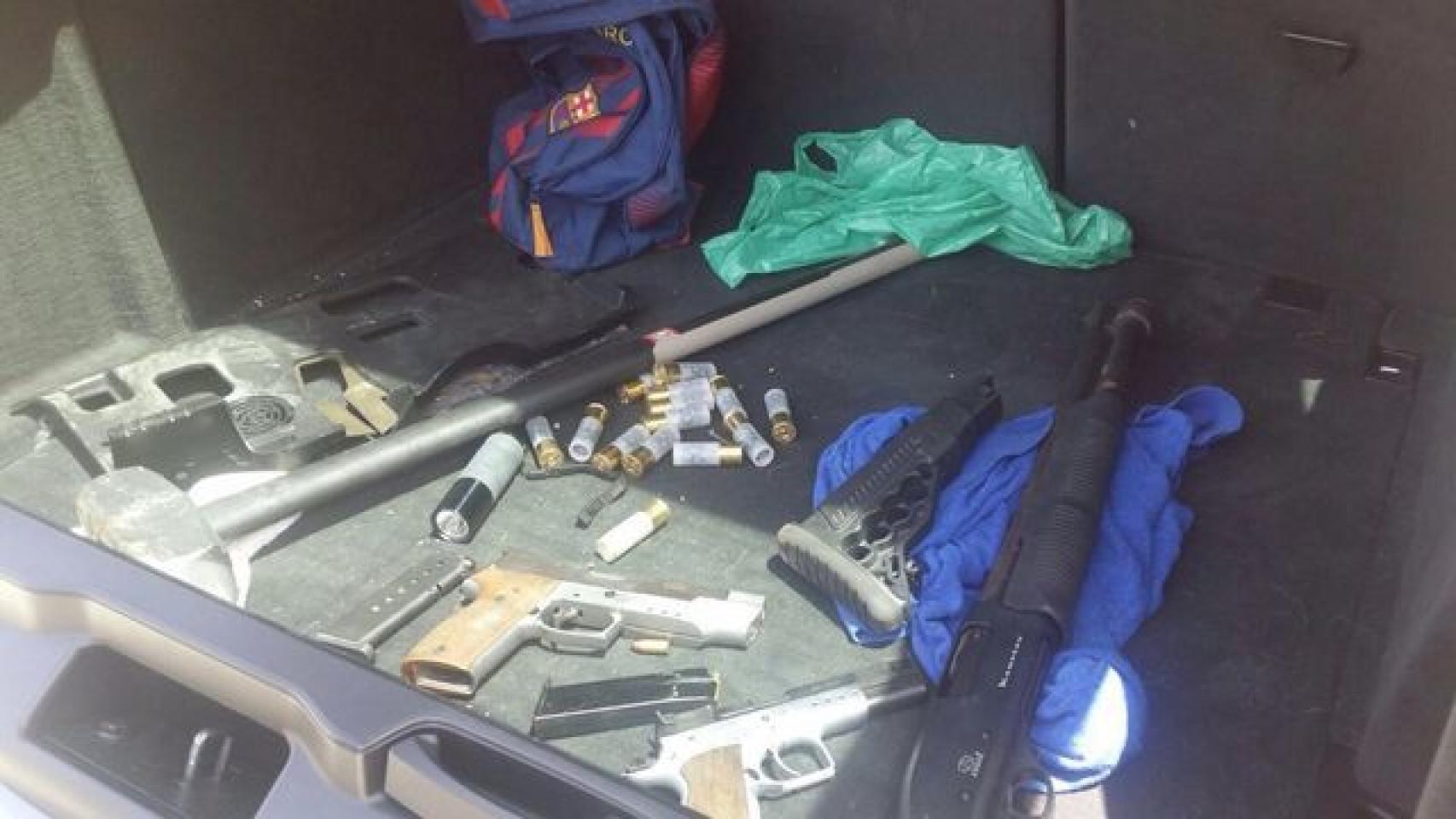 Armas decomisadas durante un operativo policial el año pasado. En la intervención de este miércoles los agentes se incautaron de dos pistolas y dos escopetas.