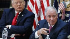 Stephen Schwarzman, presidente de Blackstone, junto al presidente de EEUU, Donald Trump.