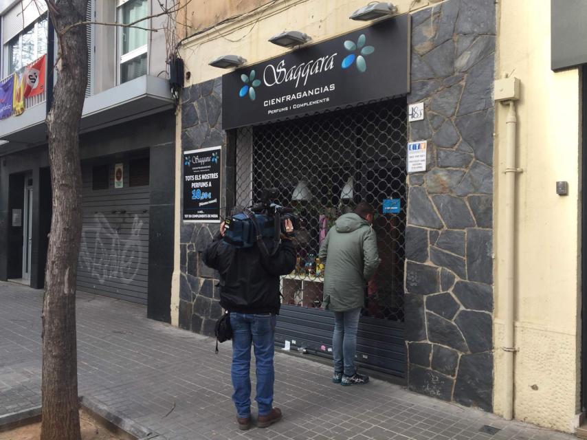 Un equipo de televisión, en la perfumería donde mataron a Feli.