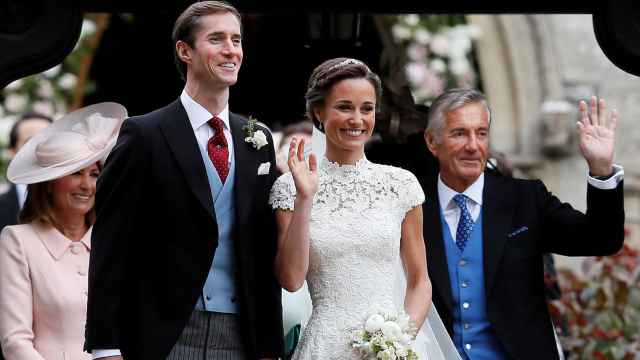 El suegro de Pippa Middleton durante la boda de su hijo y su nuera.