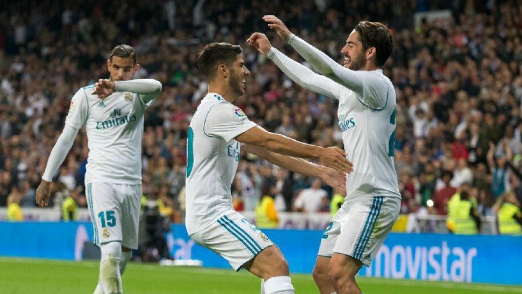 Asensio celebra con Isco su gol al Eibar.  Fotógrafo: Pedro Rodríguez / El Bernabéu