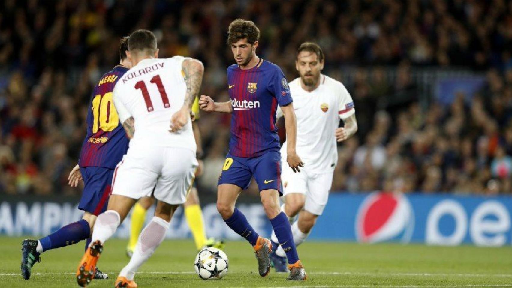 Sergi Roberto ante dos defensores de la Roma. Foto: Twitter (@FCBarcelona_es)