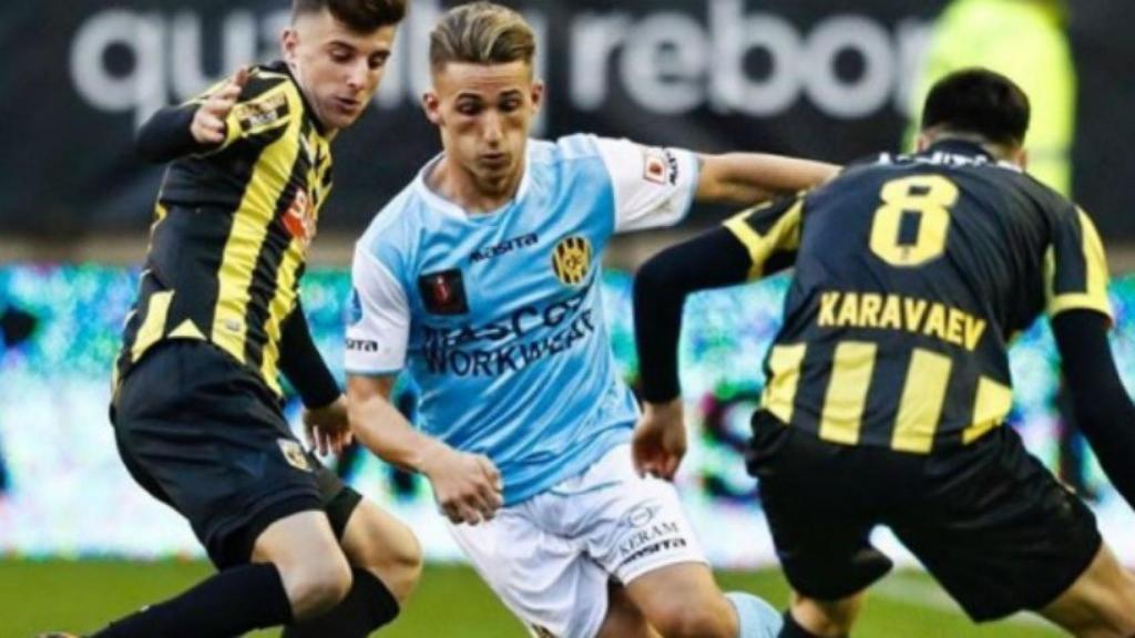 Donis Avdijaj sortea a dos jugadores del Vitesse. Foto: Instagram (@donisavdijaj10)