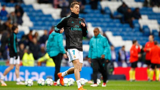 Cristiano Ronaldo calentando sobre el césped del Santiago Bernabéu Foto: Pedro Rodríguez/El Bernabéu