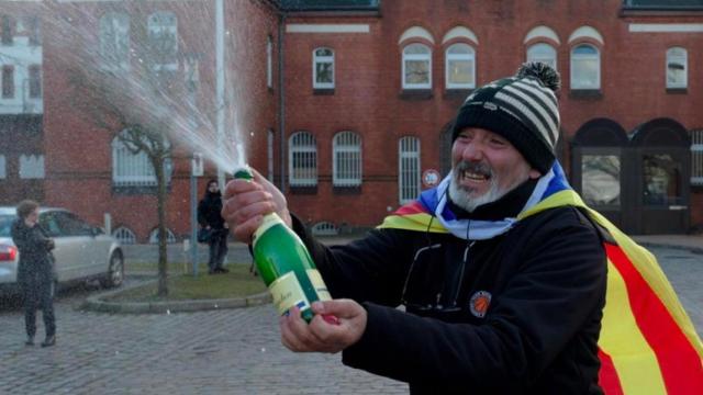 Un manifestante celebra la puesta en libertad de Puigdemont.