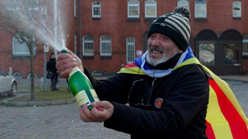 Un manifestante celebra la puesta en libertad de Puigdemont.