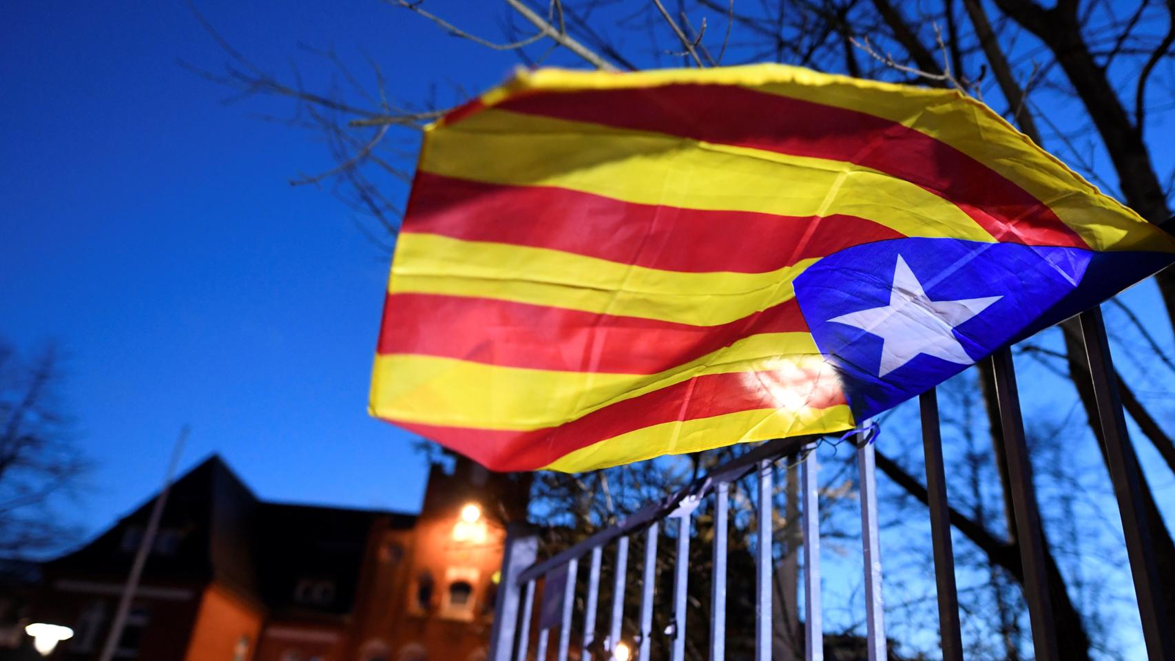 Una estelada delante de la cárcel alemana de Neumünster