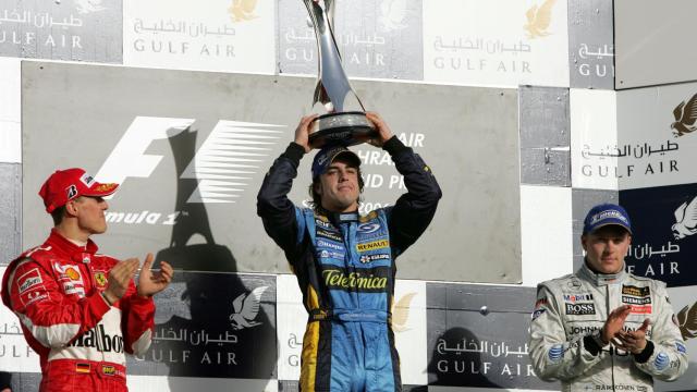 Fernando Alonso, junto a Michael Schumacher y Kimi Raikkonen tras ganar en Sahkir en 2006.