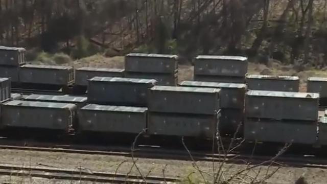 Algunos de los contenedores cargados de excrementos que están parados hace meses en Parrish, Alabama.