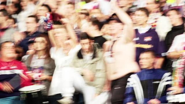 Hinchas durante un partido de fútbol.