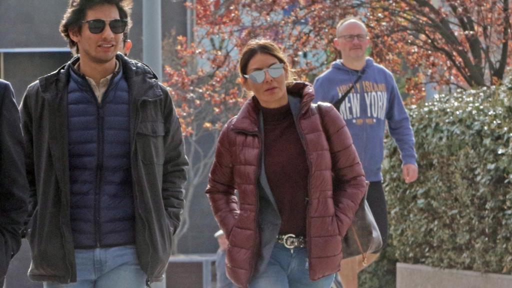 Alejandro junto a su madre, Ivonne Reyes, camino a los juzgados.