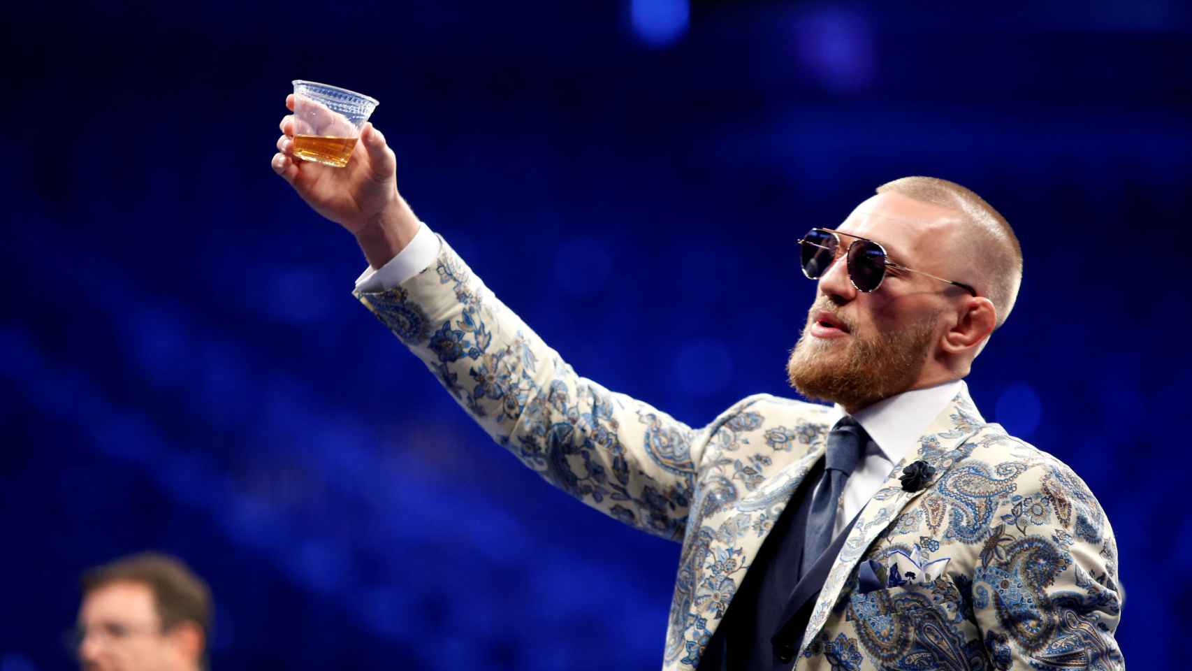 Conor McGregor, sujetando un vaso de whisky