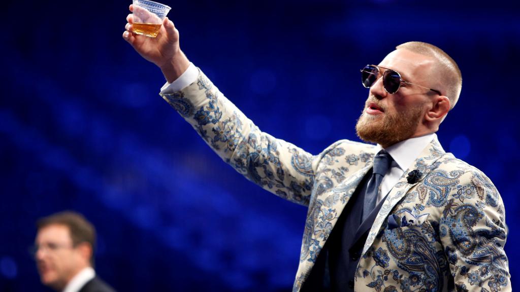 Conor McGregor, sujetando un vaso de whisky