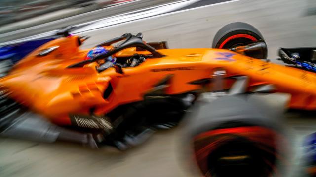 Fernando Alonso durante los primeros libres en Sakhir.