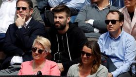 Gerard Piqué, en el centro, durante el partido de Ferrer de Copa Davis este viernes en la Plaza de Toros de Valencia.