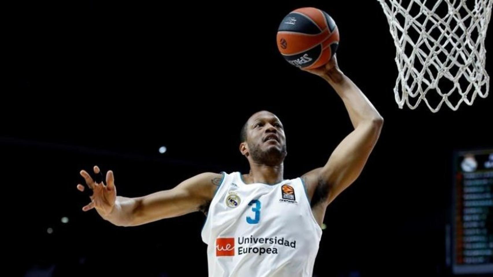 Randolph haciendo un mate en Euroliga. Foto: acb.com