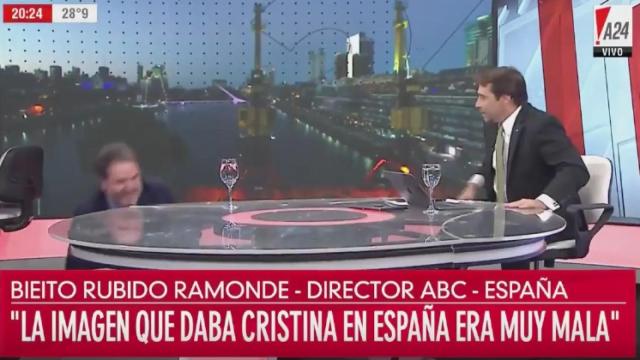 El director de ABC se cae de culo en directo y la reacción es gloriosa