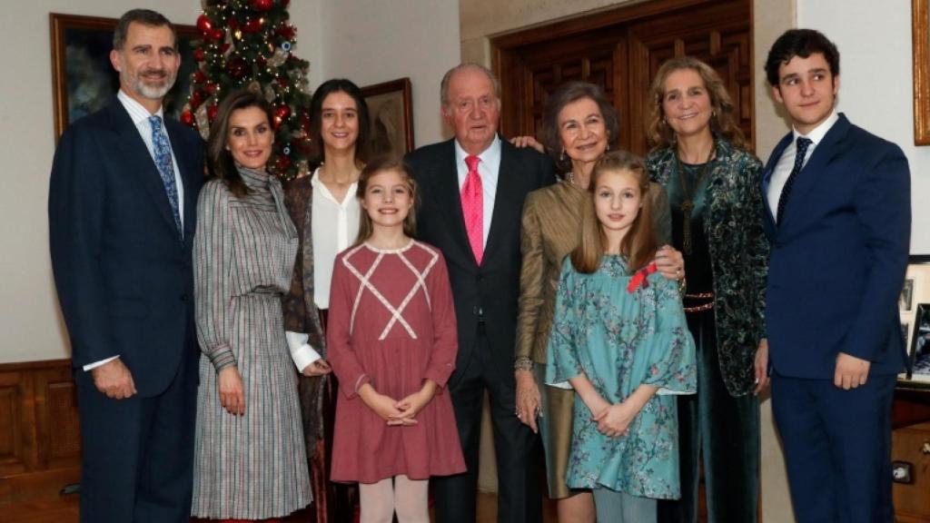 Los reyes, los reyes eméritos, sus nietas... en el cumpleaños de Juan Carlos I.