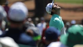 Jon Rahm se lamenta tras un fallo durante la segunda jornada en Augusta.