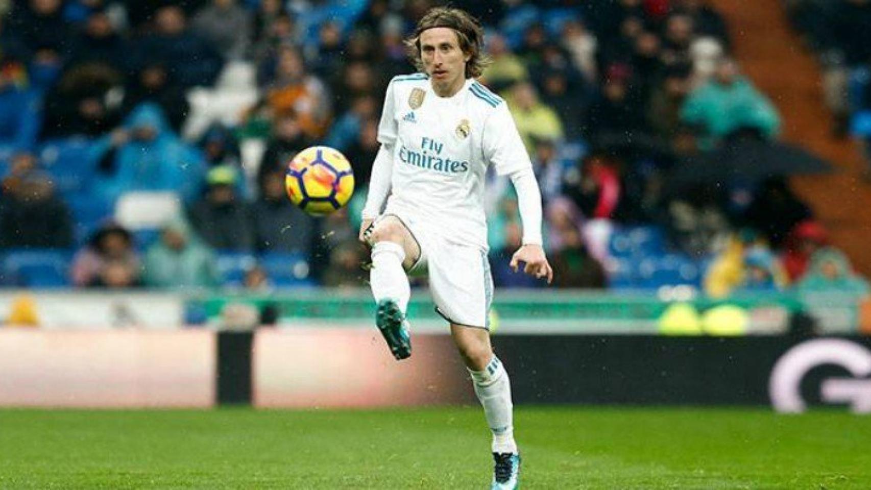 Modric golpea el balón