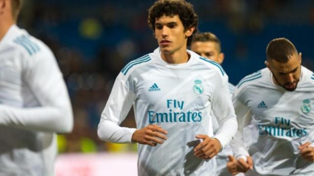 Vallejo en un calentamiento con el Real Madrid. Foto: Pedro Rodríguez / El Bernabéu.