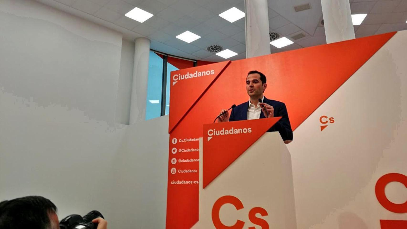 Ignacio Aguado, durante su intervención en la sede de Ciudadanos