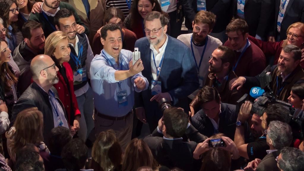 El presidente del PP, Mariano Rajoy, con militantes en Sevilla.