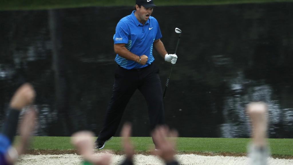 Patrick Reed celebra su eagle del hoyo 15.