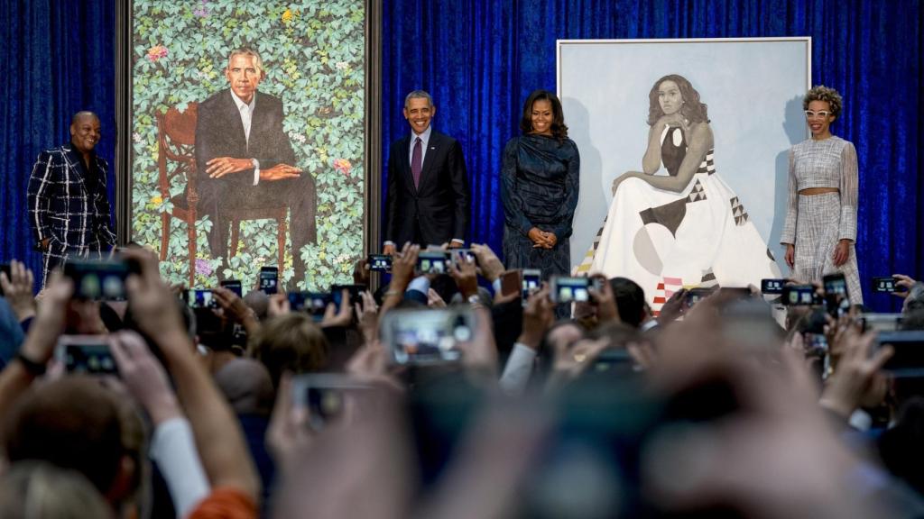 Los Obama junto a sus retratos, en la National Portrait Gallery.