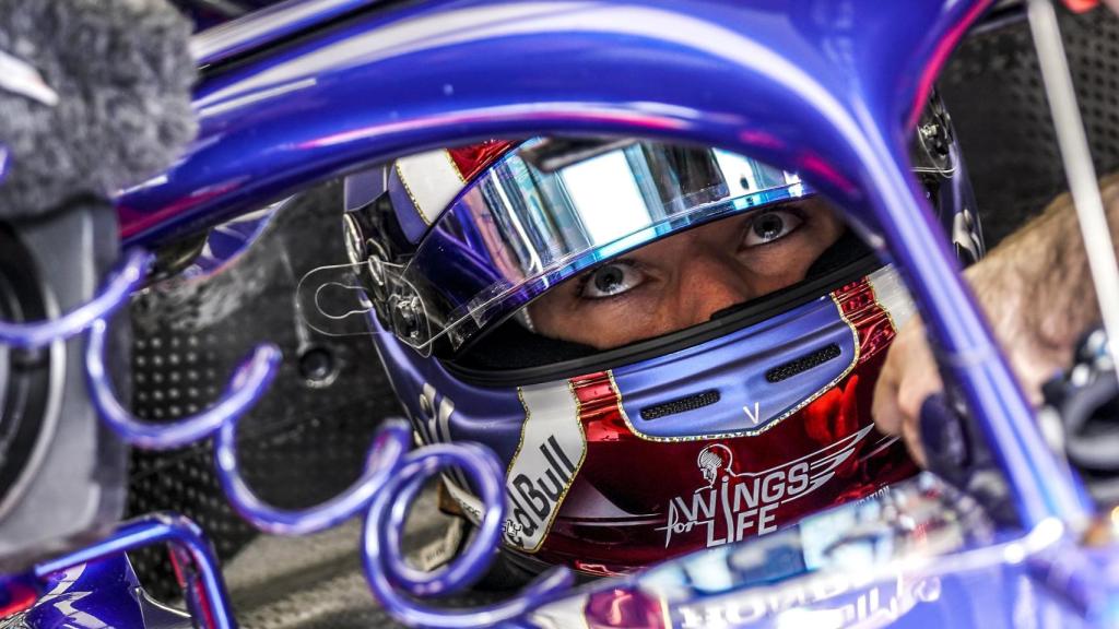 Pierre Gasly justo antes del inicio de la carrera en Sakhir.