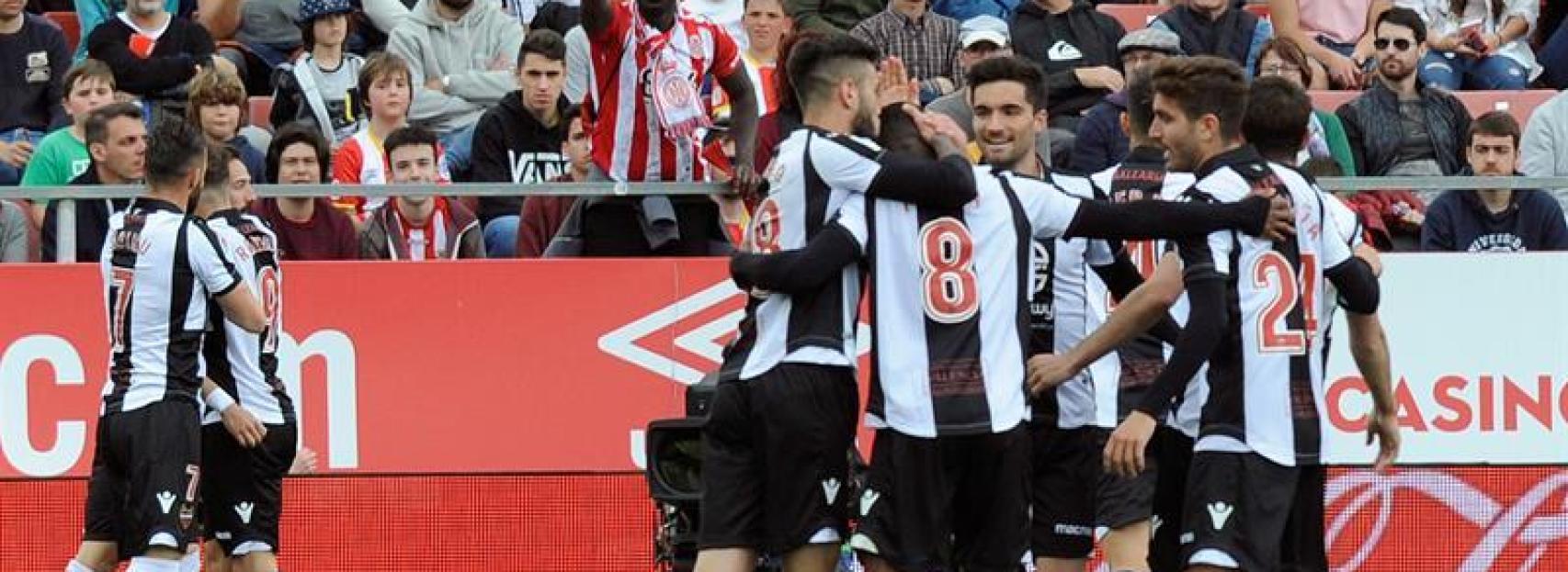 Los jugadores del Levante celebran un gol.