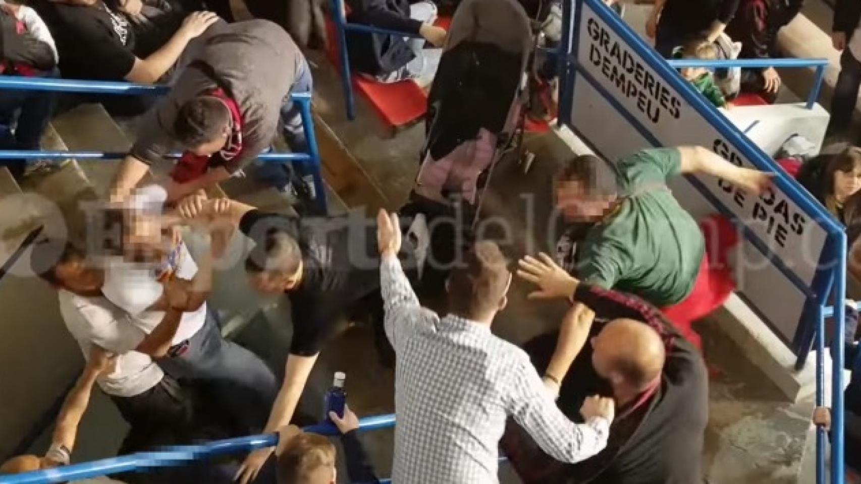 Pelea entre independentistas y un hincha español.