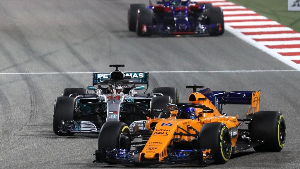 Fernando Alonso por delante de Lewis Hamilton en las primeras vueltas del GP de Bahréin.