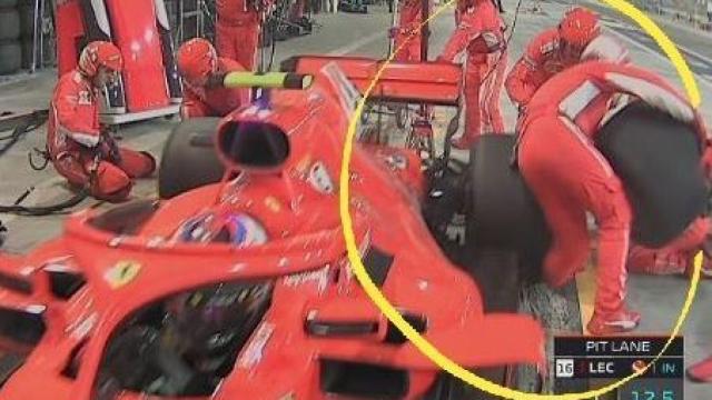 Raikkonen se lleva a un mecánico por delante.