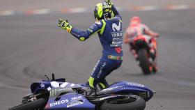 Valentino Rossi se queja a Márquez después de que el español le tirara en Argentina.