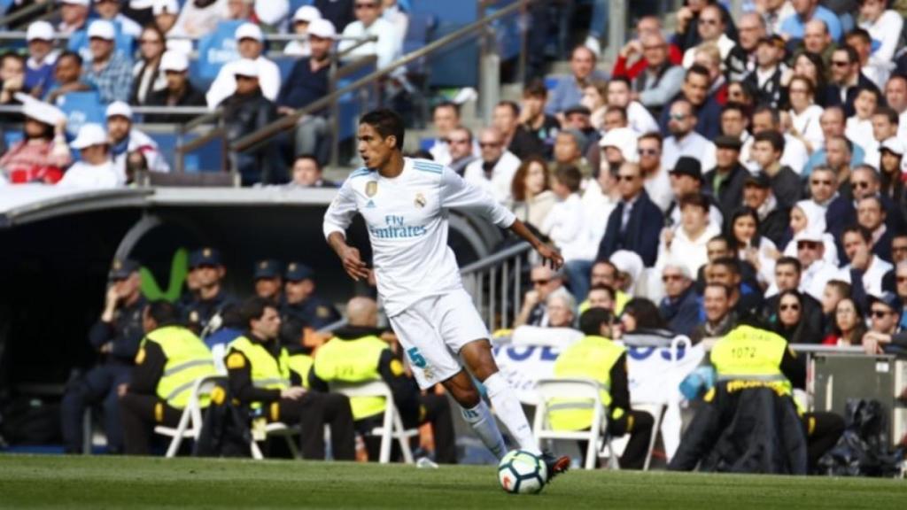 Varane conduce el balón. Foto: Pedro Rodríguez/El Bernabéu