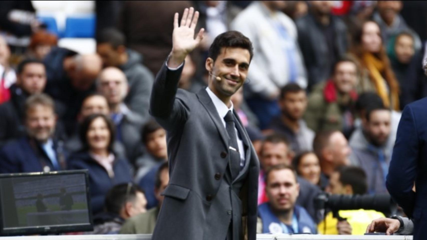 Arbeloa saluda a la afición madridista. Foto: Pedro Rodriguez/El Bernabéu