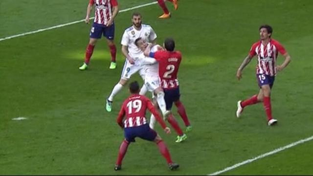 Golpe de Godín a Lucas Vázquez en el área