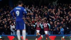 Chicharito celebra su gol ante la mirada de Morata. Foto: Twitter (@premierleague)