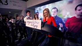 Cristina Cifuentes corriendo en la cinta deportiva 'sigue el ritmo de Rajoy'