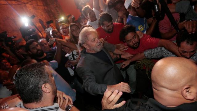 Lula en el momento de su entrega.